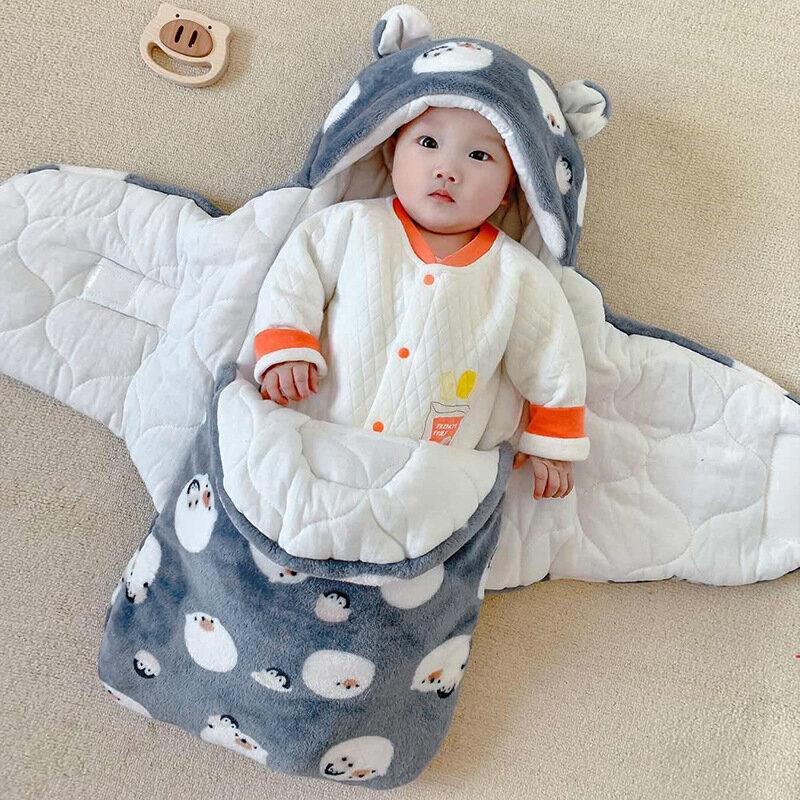 Dziecko niosące kołdrę śpiwór, jesienno-zimowy noworodek zagęszczony przewija się, wychodząc z bawełnianą kołdrą i piżamą