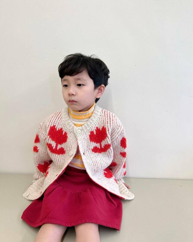 ¡En stock! Suéter de punto con cuello en V para niños, Chaleco de bloque de Color de dibujos animados, cárdigan para niños, otoño e invierno, BC, 23
