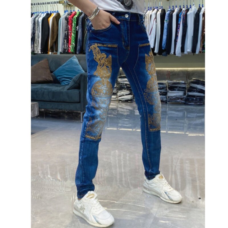 Calças masculinas dedicadas bordadas em ouro, jeans azul lavado slim fit, jeans skinny elásticos, calças de festa, streetwear, calças de remendo