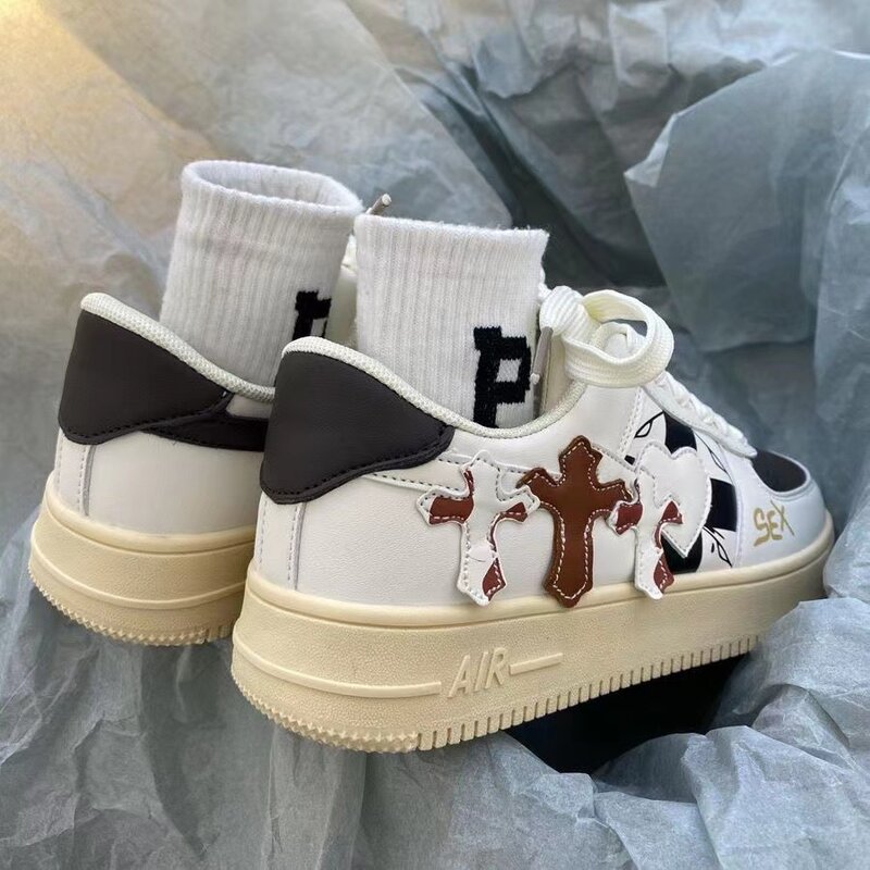 Petites chaussures de sport blanches décontractées pour hommes et femmes, chaussures Love Lovers, Ins Wind Academy, mode, nouveau, 2023