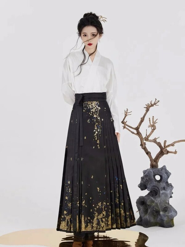 Gaun panjang tradisional Tiongkok untuk wanita, Rok wajah kuda emas tenun Satin, Gaun panjang tradisional Tiongkok musim semi untuk wanita