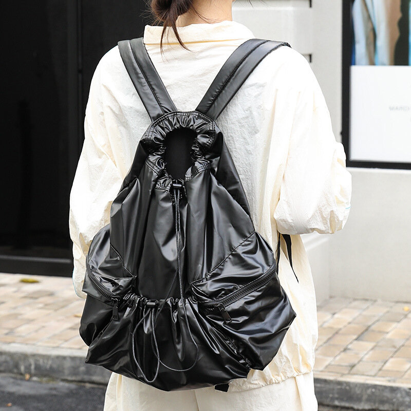 Mochila impermeable plateada para hombres y mujeres, bolsa de viaje ligera, mochila escolar popular con cuerda plisada, 2024