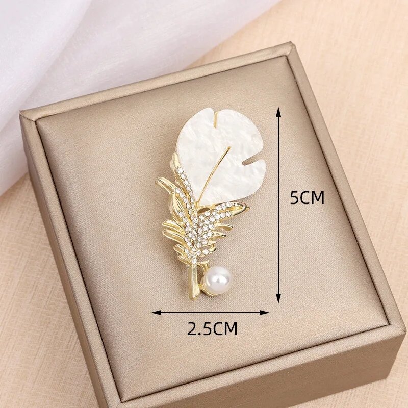Fashion Crystal Shell Feather Brooch Pins For Women Luxury White Pearl Gold Color Party Wedding Gifts Clothing Accessories 2024