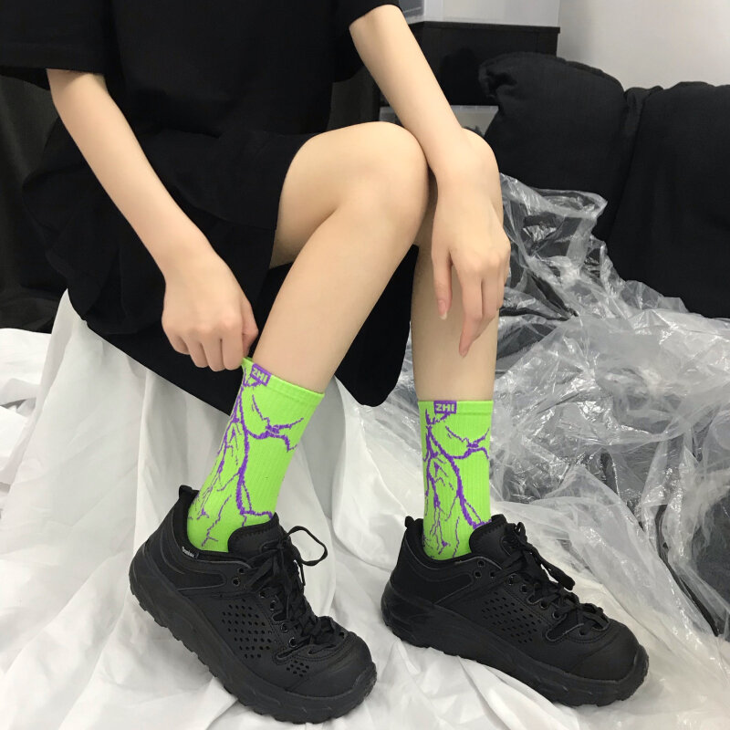 الكورية نمط Harajuku سكيت الجوارب الطويلة الإبداعية متعة البرق الهيب هوب نمط الجوارب للجنسين الشارع مضحك سعيد زوجين الجوارب