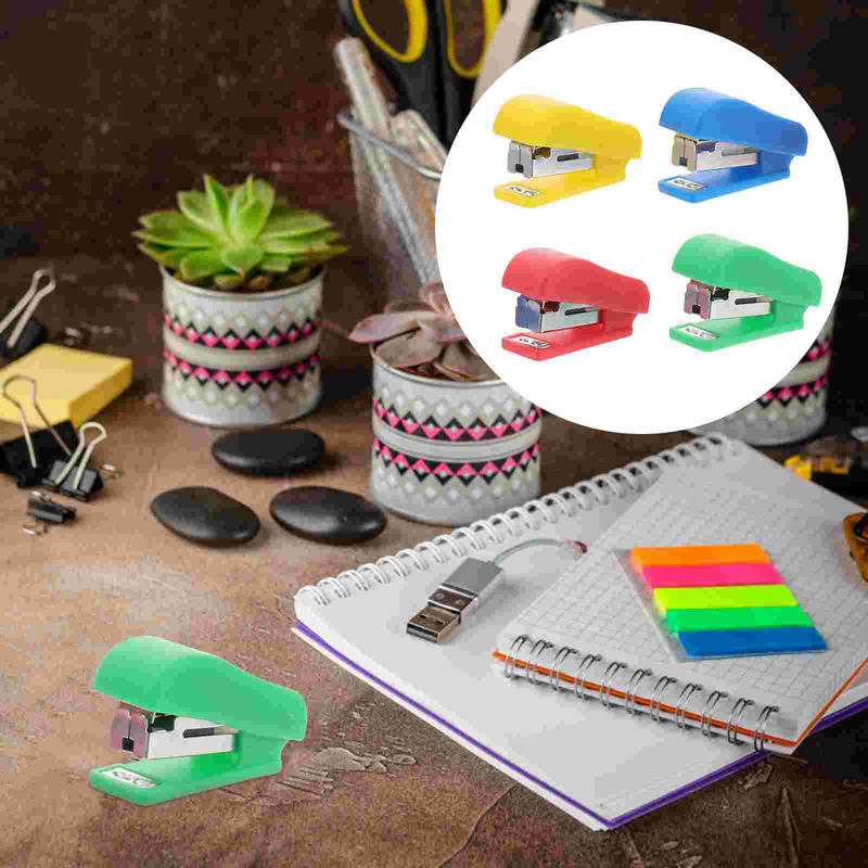 Stapler tangan Mini Desktop kartun 4 buah Stapler tangan kantor rumah (warna acak)