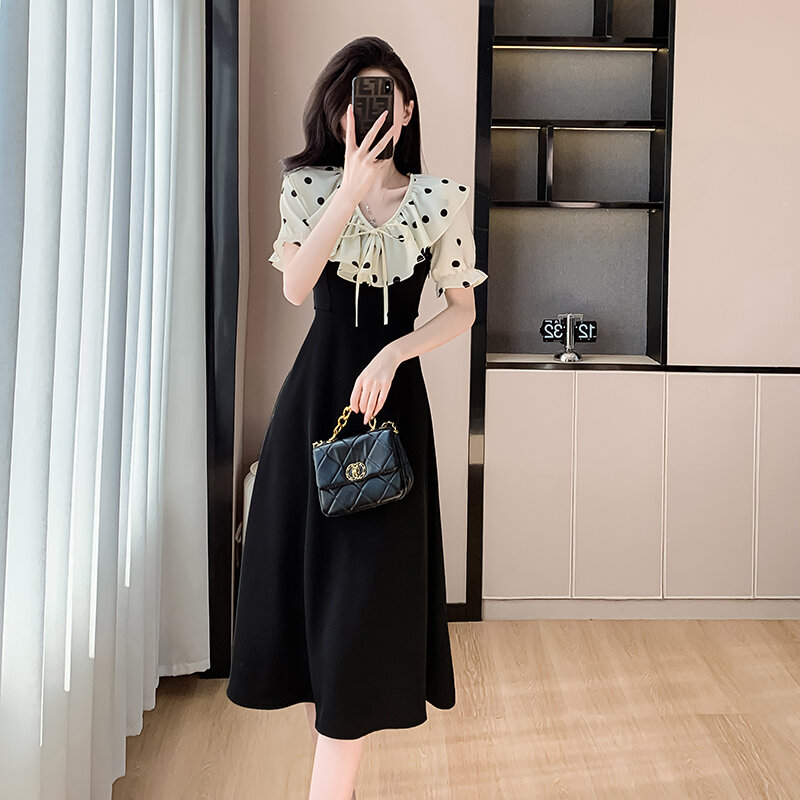 Elegante bordo arruffato finto due pezzi di abito nero dimagrante in vita di fascia alta di media lunghezza per le donne in estate