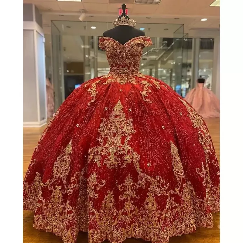 Abiti da principessa Quinceanera con spalle scoperte rosse 15 abiti da ballo di compleanno di cenerentola in maschera con perline in pizzo dorato di alta qualità