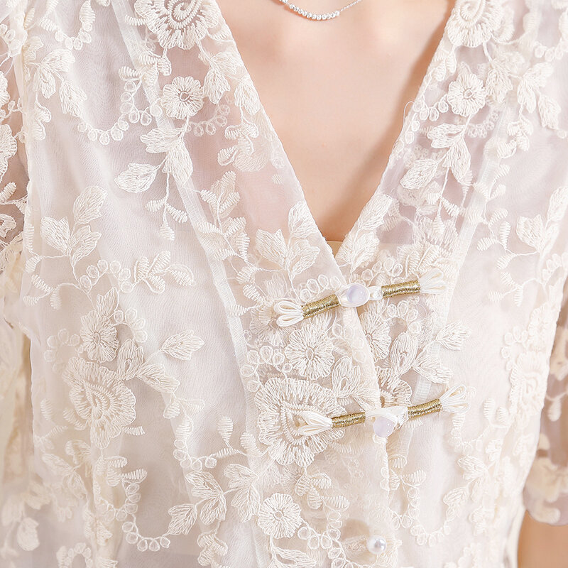 QOERLIN Skew guziki z dekoltem w szpic białe koszule z krótki bufiasty rękaw haftowaną koronką z wycięciami na lato bluzka dziewczęca szydełkowa bluzka