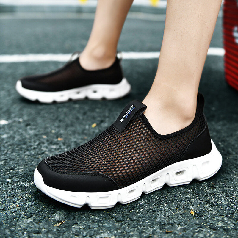 Sepatu pasangan pria, musim panas sepatu kasual Fashion ringan bernapas berjalan Sneakers Slip-on jala datar sepatu ukuran besar 48