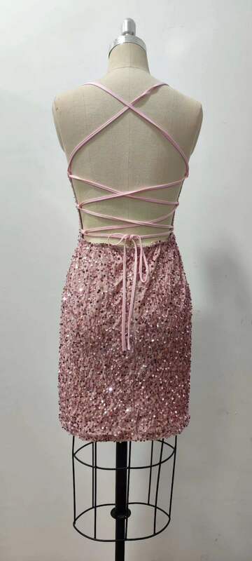 Женское короткое платье с блестками, открытой спиной и перекрестными лямками