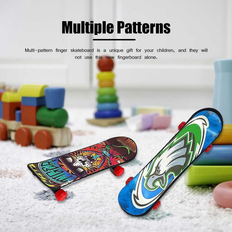 Mini Finger Skateboard Creative Novelty Gag Toys Cartoon Toy for Kids Gift Random Color Party Favors Gifts Finger Toys Pack Gift