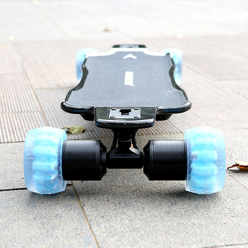 Skateboard elettrico ad azionamento diretto potente di fascia alta da 3200W con ponte in fibra di carbonio scavato nelle vendite calde!