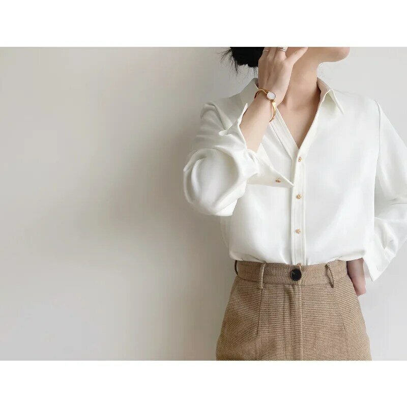 Mrmt 2024 brandneue Damen kleines weißes Hemd mit V-Ausschnitt Damen Langarm Retro Metall knopf Design Shirt trend ige Frauen