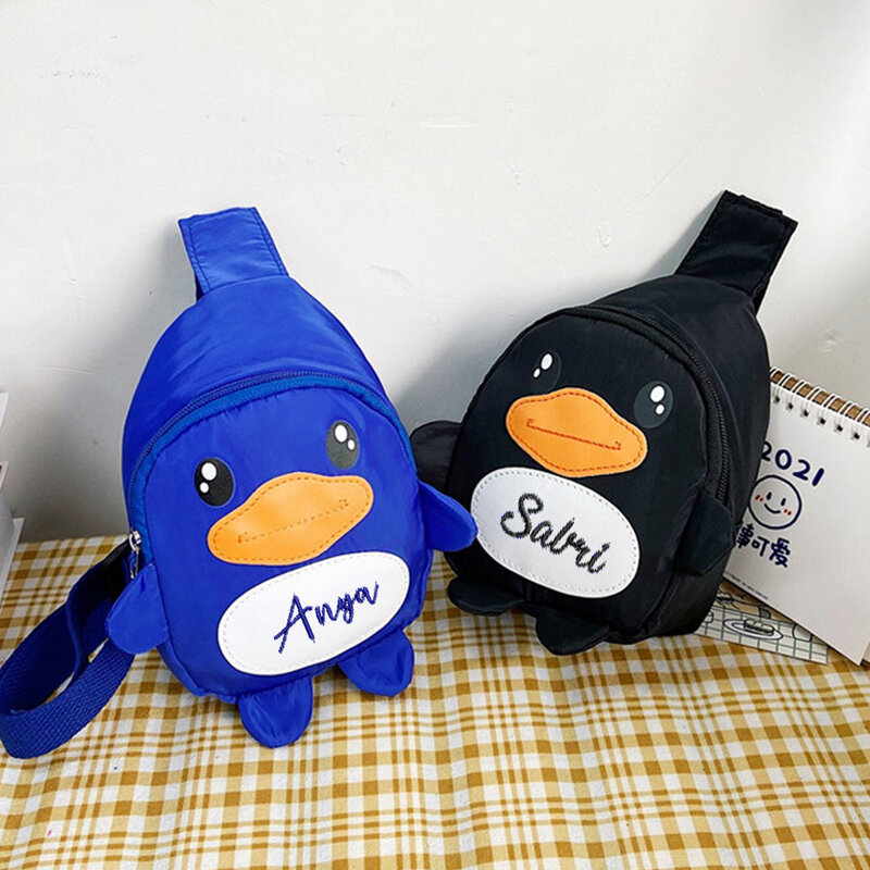 Borsa regalo fatta a mano per l'asilo del fumetto del ricamo personalizzato nuova borsa a tracolla in PU con nome personalizzato borsa per il petto del bambino