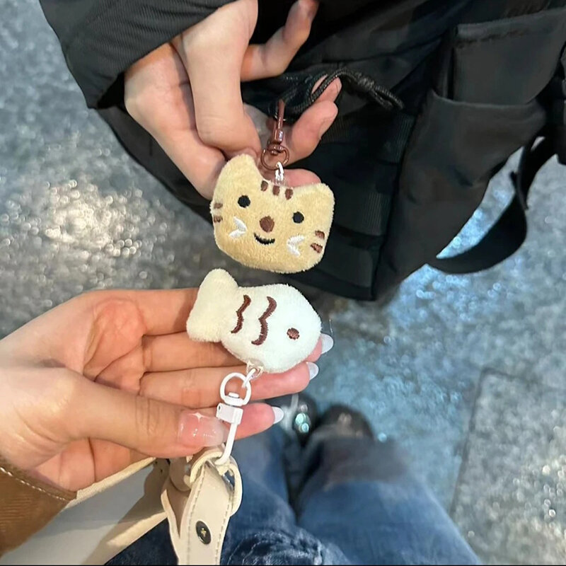 Gantungan kunci kucing lembut kartun pada ransel berbulu Kawaii Sutra liontin ikan untuk Wanita Pria mainan anak boneka kunci rantai tas hadiah gantungan kunci mobil