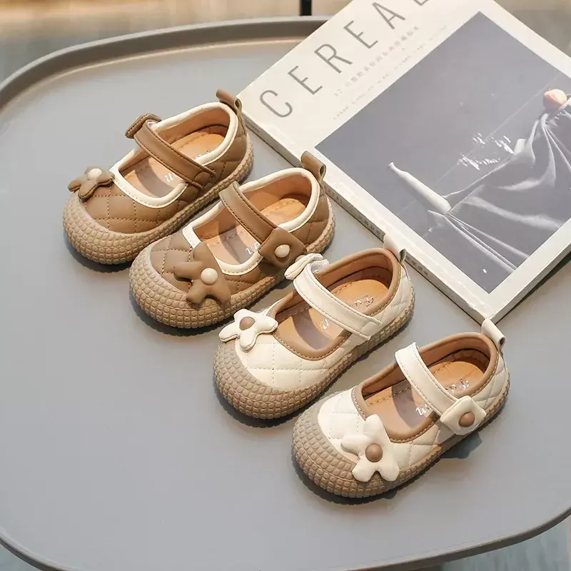 Sepatu sekolah 2024 bayi perempuan, alas kaki lembut tidak licin lucu dan manis motif bunga 3D sepatu jalan kotak-kotak baru