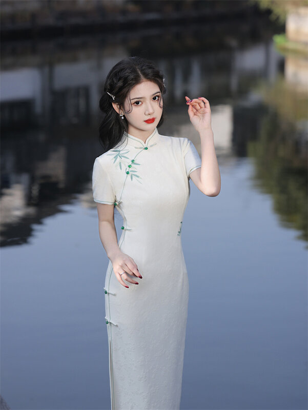 Sexy schlanke Split Qipao neue chinesische Stil Abend Party Kleid Kleid Frauen elegante Qipao lange Stickerei Cheong sam Mädchen tägliche Kleidung