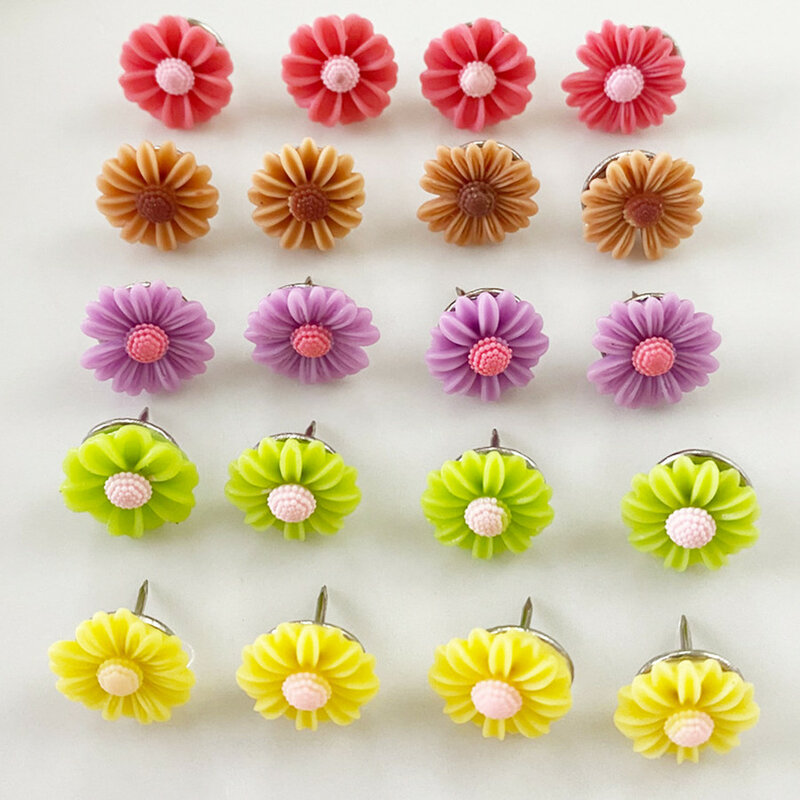 Großhandels preis 100 Stück/Box gemischte Farbe Bulletin Board Tacks Kork niedlichen Roman Design Gänseblümchen Blumen form Stil flache Push Pins