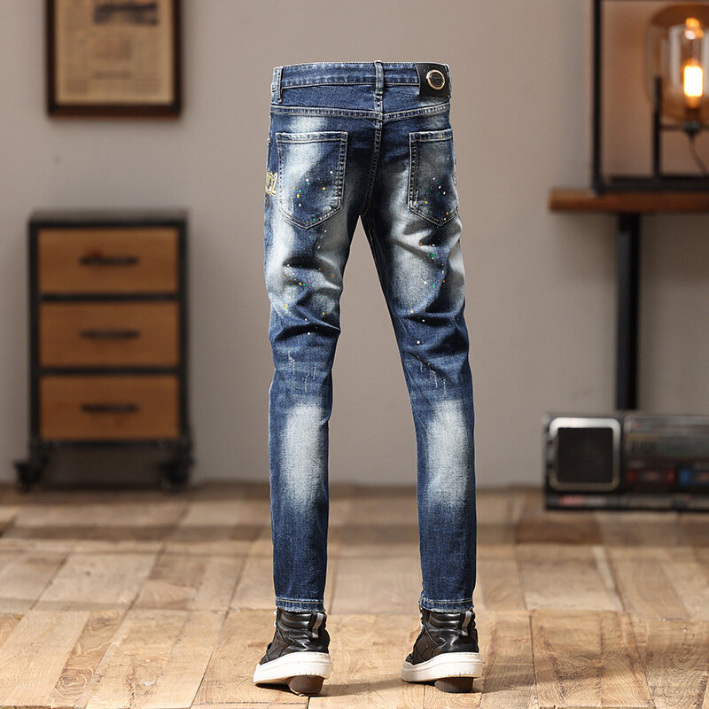 Retro nostalgiczna jeansy męskie podarte wyszywany wzór casualowe dopasowane do dopasowanych Slim Fit smukłe modne spodnie motocykl uliczny