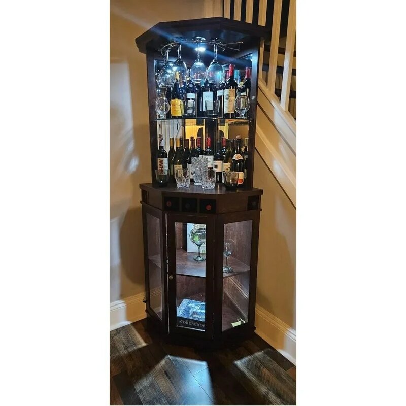 RosFrederick-bar d'angle décontracté ou magnifique restaurant, vitrine avec cadre en bois et 5 bouteilles de vin T1