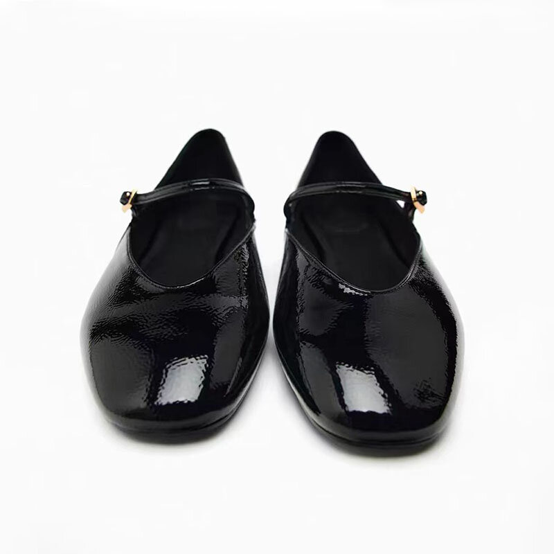 TRAF-sapatos baixos de couro envernizado para mulheres, dedo do pé redondo, alça de fivela, sandálias planas clássicas, boca rasa, preto, novo