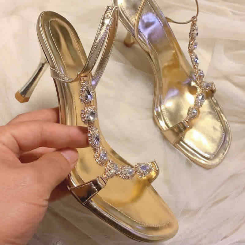 Sandal wanita hak Stiletto tinggi musim panas, sandal emas berlian imitasi berkilau 2024, sepatu wanita elegan tali belakang untuk pesta