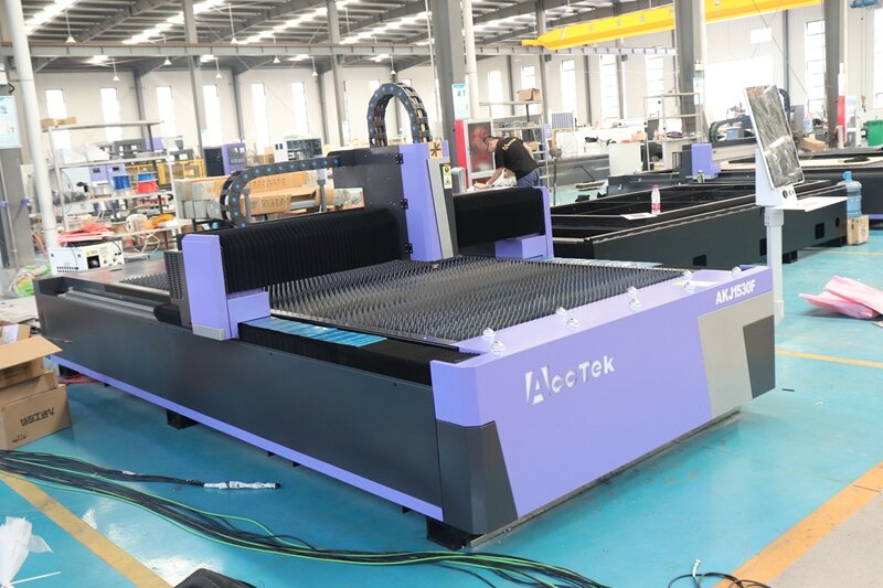 Mesin pemotong logam AKJ1530F, mesin pemotong Lazer baja CNC serat Laser pemotong logam 3kw 6kw 12kW Italia di Rusia