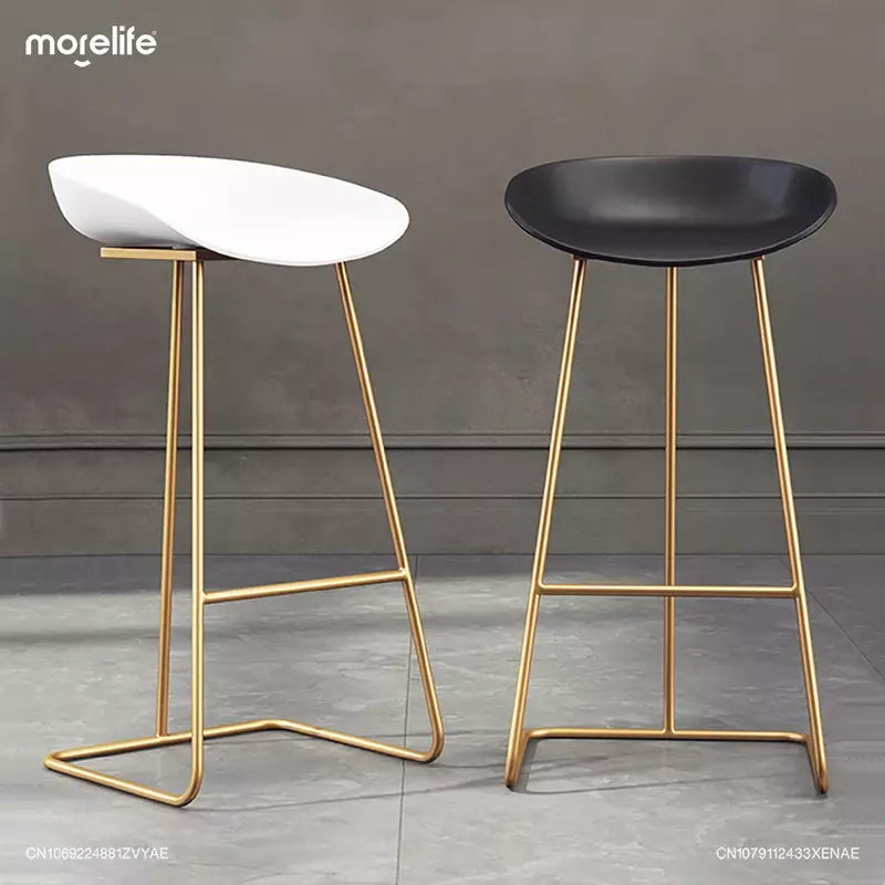 Nowe skandynawskie krzesła barowe z żelaza Stołki na ladę Kreatywny nowoczesny stołek kasjerski z wysokimi nóżkami Minimalistyczny stołek barowy do kawiarni hotelowej