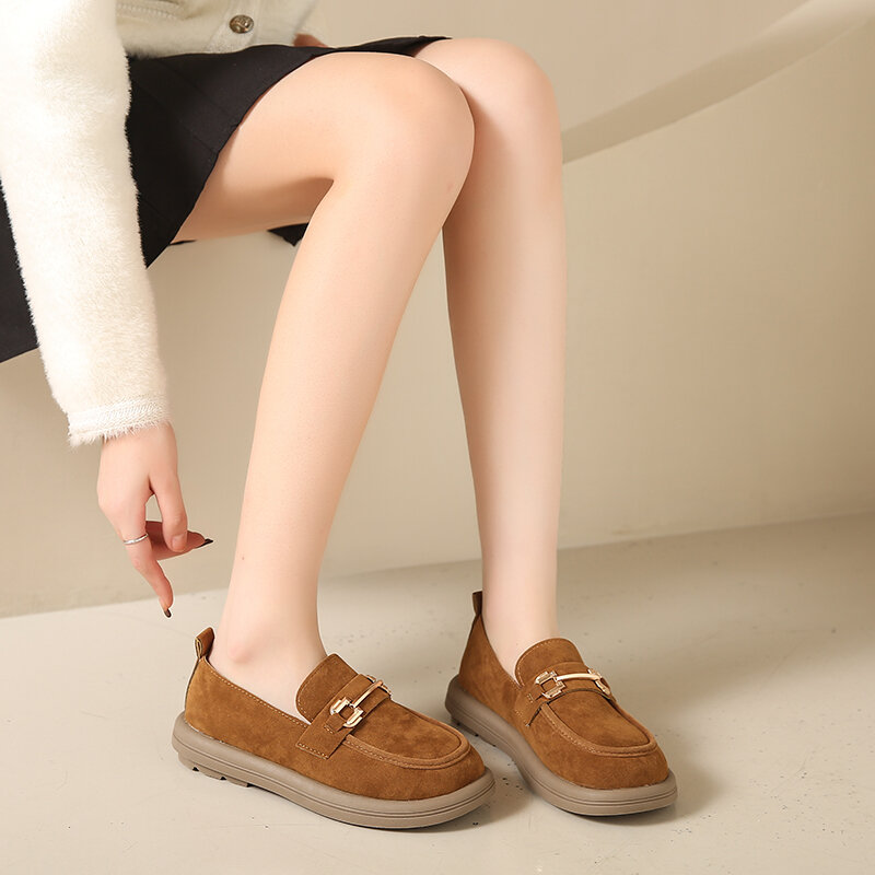 Fashion 2024 Slip on sepatu datar wanita, loafer ringkas bertumit rendah dekorasi logam Flock Solid jari kaki bulat musim gugur untuk wanita