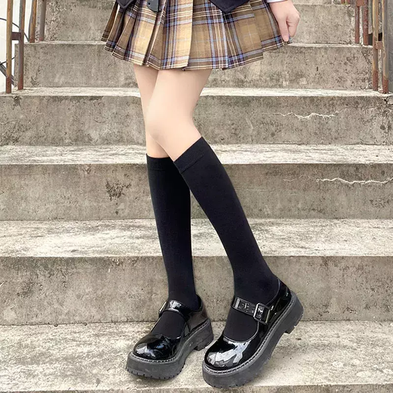 Jednokolorowe czarne białe długie skarpetki pończochy JK Japan Style szkoły dziewczyny zakolanówki pończochy Lolita Kawaii śliczne skarpety do kolan