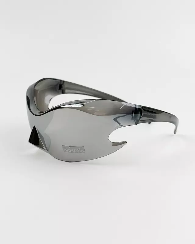 Kacamata hitam yang modis, retro, dan berbentuk jelas terhubung dengan gaya futuristik dan desain era pemborosan. Kacamata hitam