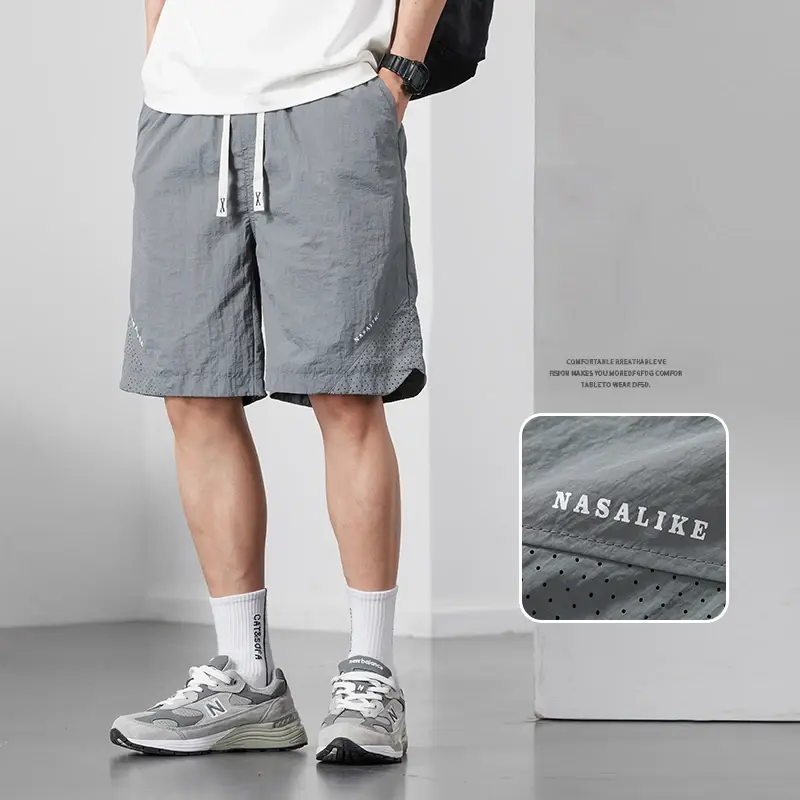 Celana pendek olahraga untuk pria, celana pendek kasual sutra es tipis musim panas untuk pria longgar dan bernapas, pakaian pantai harian