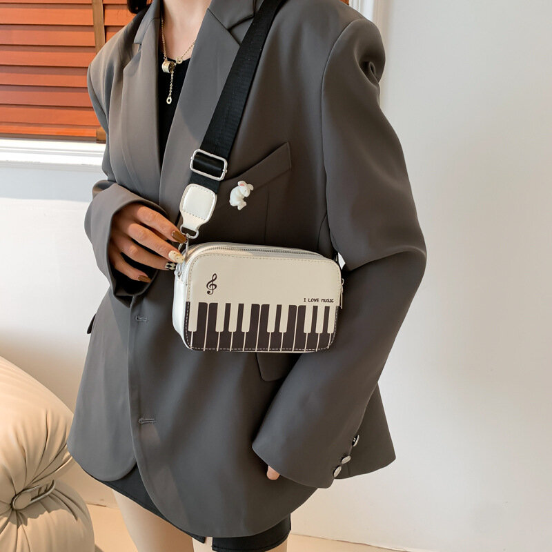 세련된 대비 자수 작은 사각형 사첼, 스위트 피아노 노트 장식. 럭셔리 디자이너 지갑 및 핸드백