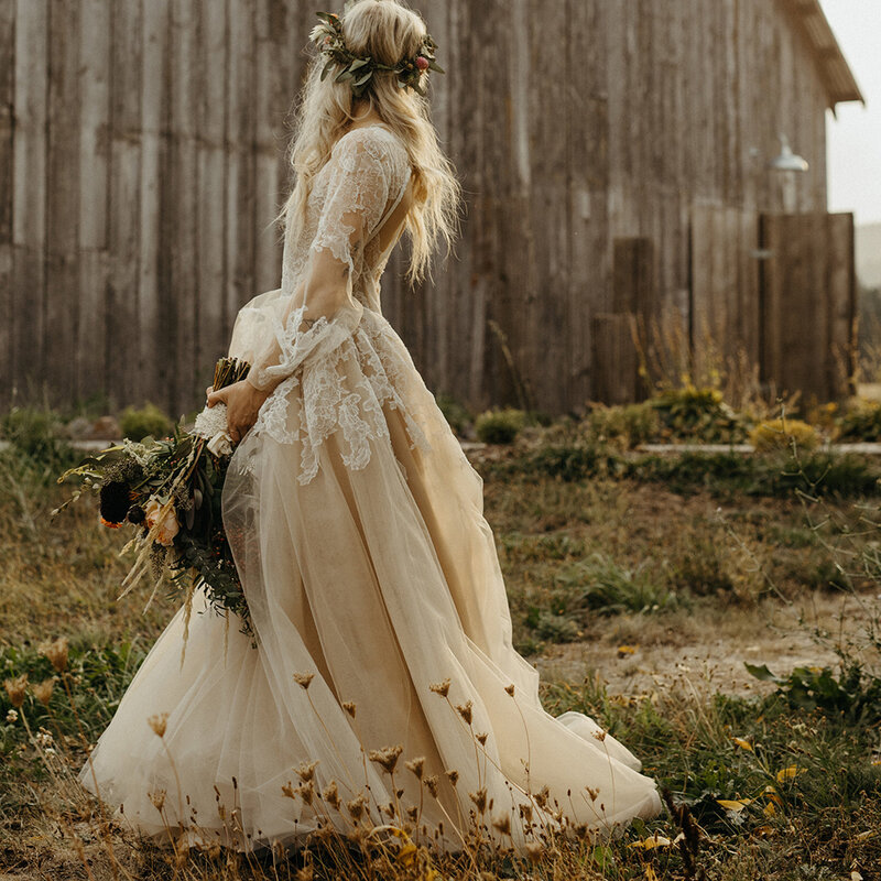بيج بلد فستان زفاف خط ، أكمام طويلة ، يزين الدانتيل ، فتح الظهر ، فساتين الزفاف حديقة خمر