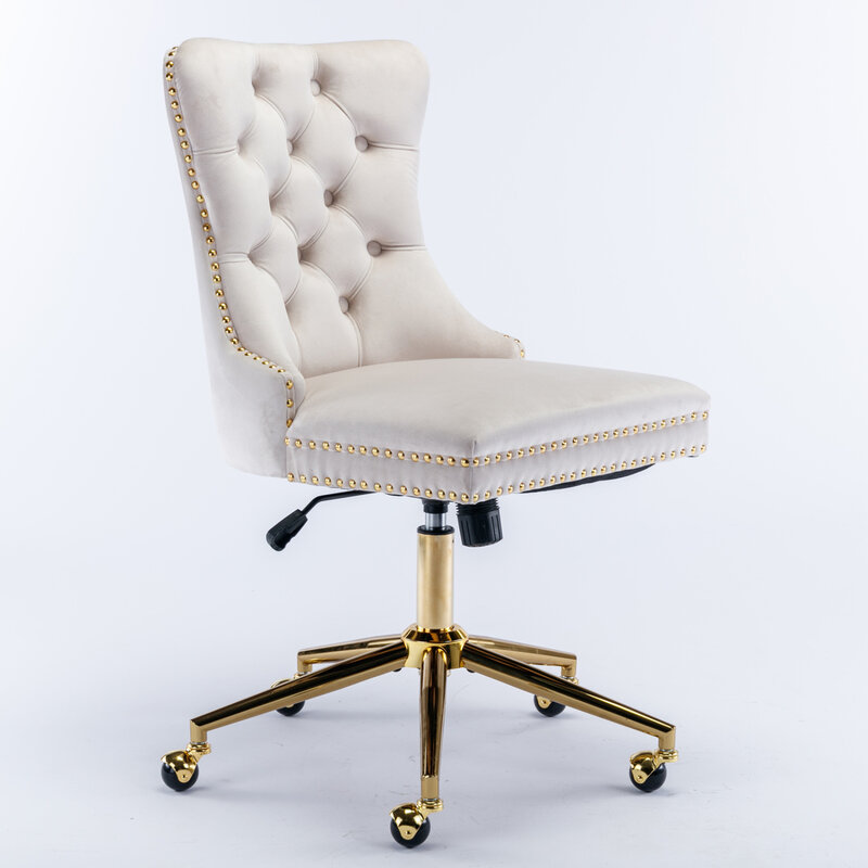Wygodne i stylowe krzesło biurowe A&A Furniture z aksamitną tapicerką i guzikami w kolorze beżowym ze złotą metalową podstawą - regulowane