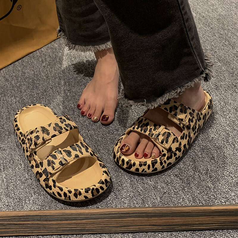 Chinelos de plataforma com estampa leopardo para mulheres, sola grossa casual, sandálias internas e externas, sapatos de praia, verão