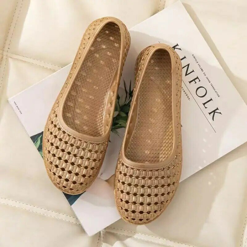 Baotou รองเท้าแตะรองเท้าพื้นเตี้ยกลวงสำหรับผู้หญิง, ใหม่รองเท้าแตะนุ่ม gratis ongkir พื้นรองเท้ากันลื่นตื้นรองเท้าชายหาดกลางแจ้งของแม่