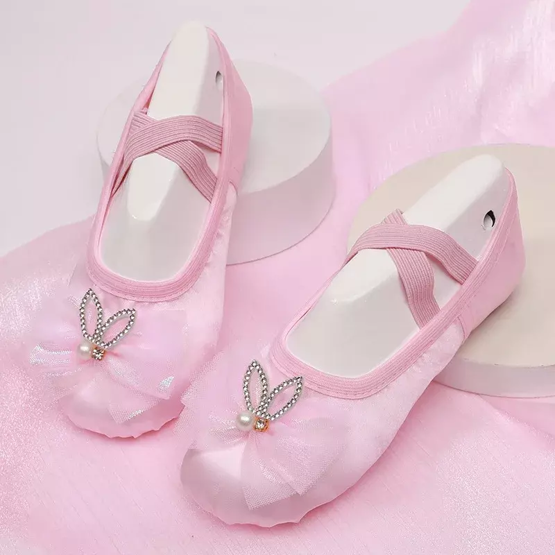 Детская танцевальная обувь с мягкой подошвой, тренировочные атласные балетные туфли с цветочным кружевом и кошачьими когтями для девочек, обувь принцессы для гимнастики в помещении