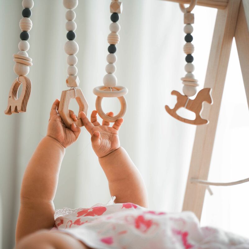 Xihatoy Holz Baby Gym mit 4 hängen an Spielzeug in Ausrüstung Dekoration für Neugeborene und Kleinkinder Kinder frühe Bildung