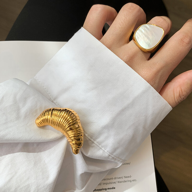 Bros Croissant trendi untuk pria wanita pasangan pin logam berlapis emas warna perak Mode Korea hadiah perhiasan mewah antik