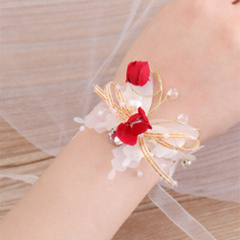 結婚式の花嫁の手首のコサージュ、真珠、エレガントな花、ロマンチックなアクセサリー