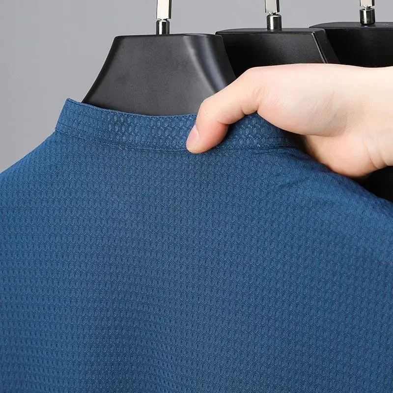เสื้อโปโลผ้าไหมยืดหยุ่นสำหรับผู้ชาย, ใหม่ฤดูร้อนกลวงหรูหราทันสมัยลำลองและระบายอากาศได้ดีเสื้อยืดแขนสั้นสุดเท่