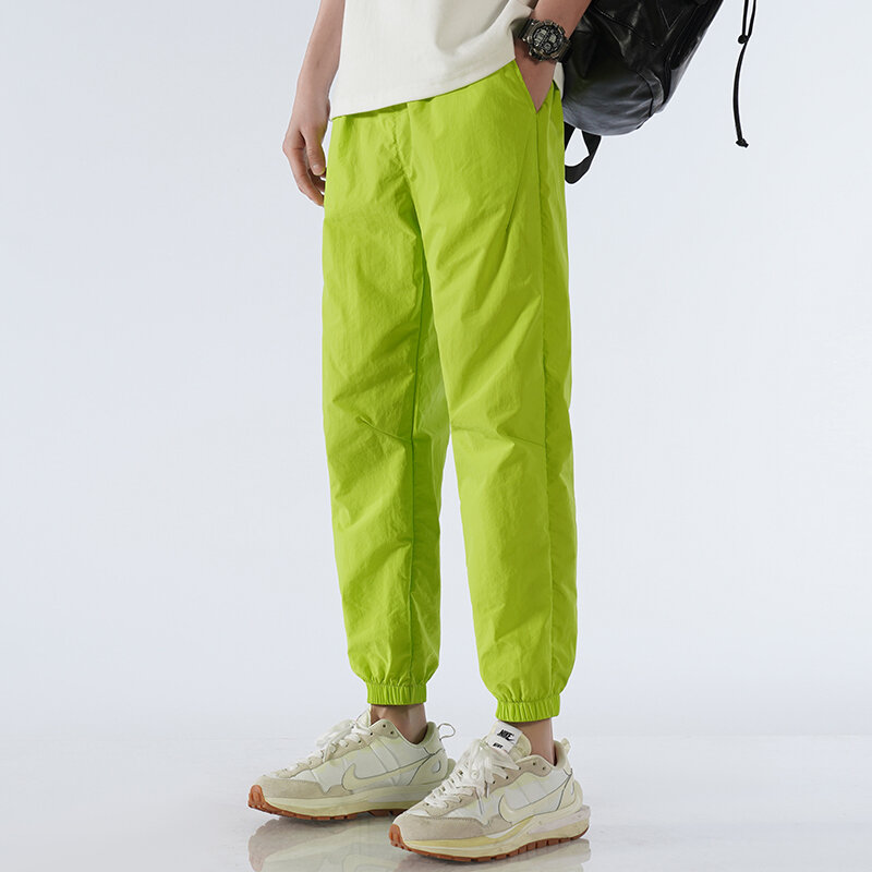 Modne jednolite kolorowe koreańskie spodnie w elastyczny, wysoki talii Casual odzież męska 2024 lato nowe luźne przycięte spodnie