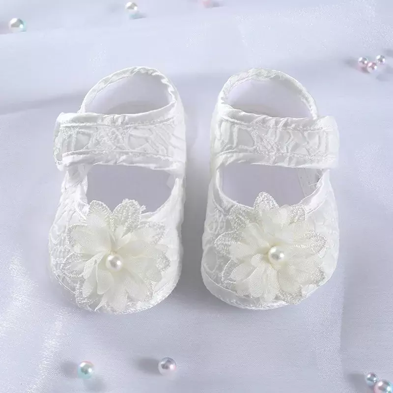 Sepatu lembut bayi perempuan pertama berjalan pita mutiara renda sepatu bayi putih putri kecil sepatu bunga Satin sepatu mokasin baru lahir