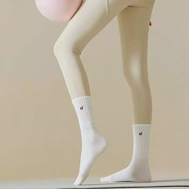 LO High Quality Yoga Socks Anti-Slip Quick-Dry Damping Pilates Ballet Socks Good Grip For Women Cotton Fitness Socks