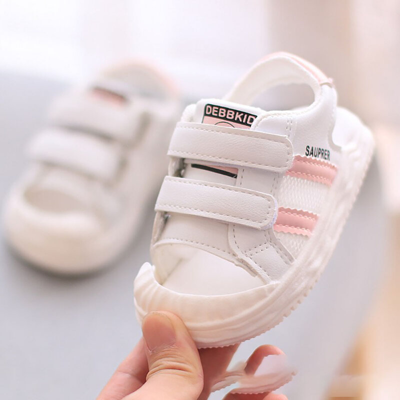 Letnie klapki ze skóry PU dla dzieci 2024 Trend moda chłopcy dziewczęta buty na plażę antypoślizgowe obuwie buty dla małego dziecka na miękkiej podeszwie