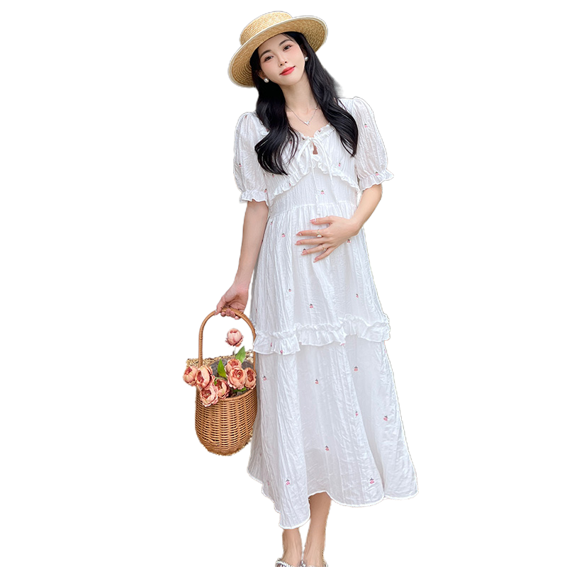 Платье женское летнее белое с коротким рукавом-фонариком, квадратным вырезом и оборками