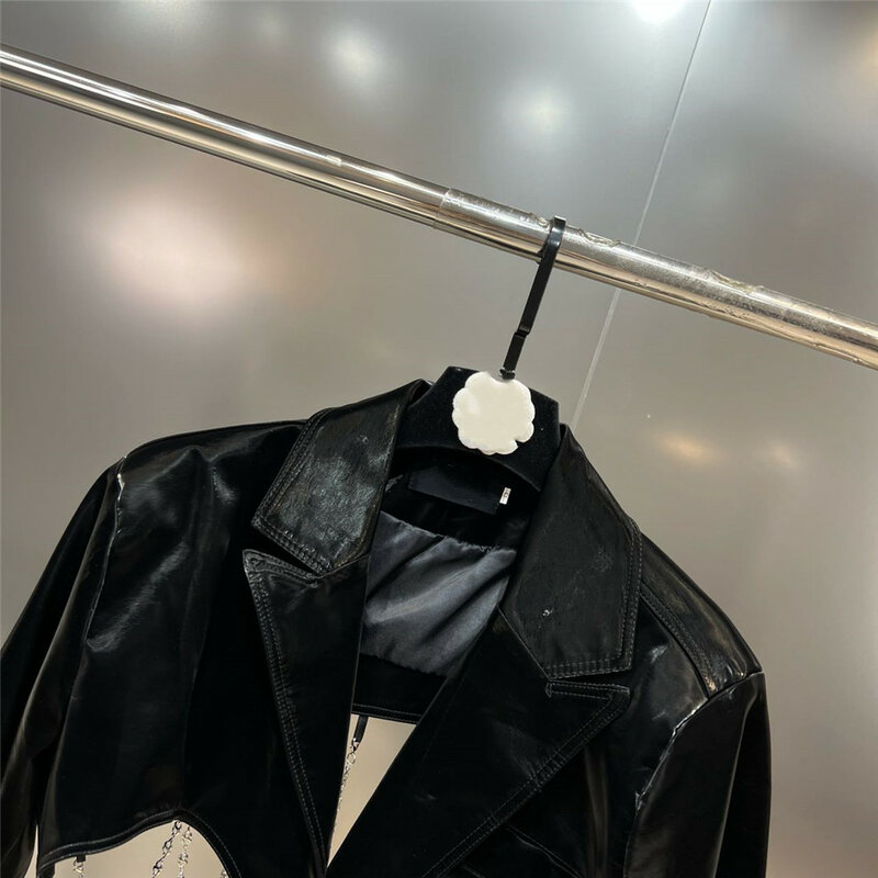 Autunno nuove giacche in pelle PU ritagliate per le donne moda catena nera decorazione giacca corta in ecopelle capispalla femminile Y3007