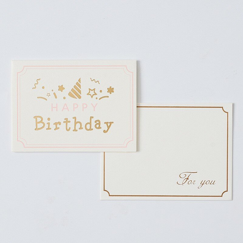 Spersonalizowany produkt, biała kartka z życzeniami i koperta ze złotą folią szczęśliwych dni urodzenia