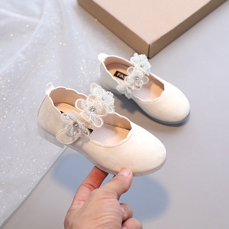 รองเท้าหนังสำหรับเด็กผู้หญิงรองเท้าเต้นรำประดับพลอยเทียมแวววาว MODE Korea สำหรับงานเลี้ยงงานแต่งงานรองเท้าเต้นรำลายดอกไม้น่ารัก